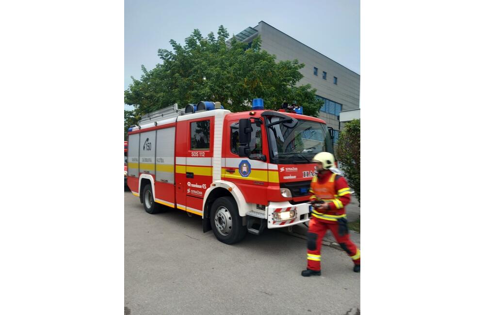 FOTO: Školu v Trenčíne evakuovali. Išlo o previerkové cvičenie trenčianskych hasičov, foto 1