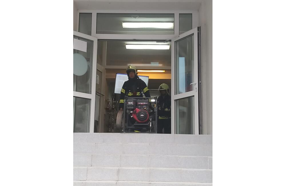 FOTO: Školu v Trenčíne evakuovali. Išlo o previerkové cvičenie trenčianskych hasičov, foto 4