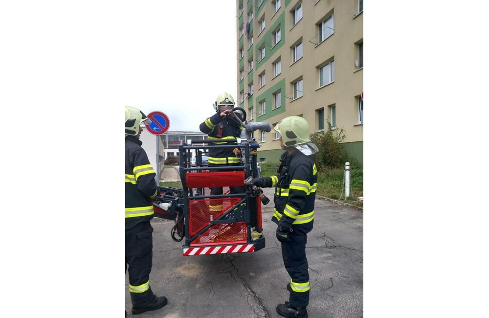 FOTO: Školu v Trenčíne evakuovali. Išlo o previerkové cvičenie trenčianskych hasičov, foto 5