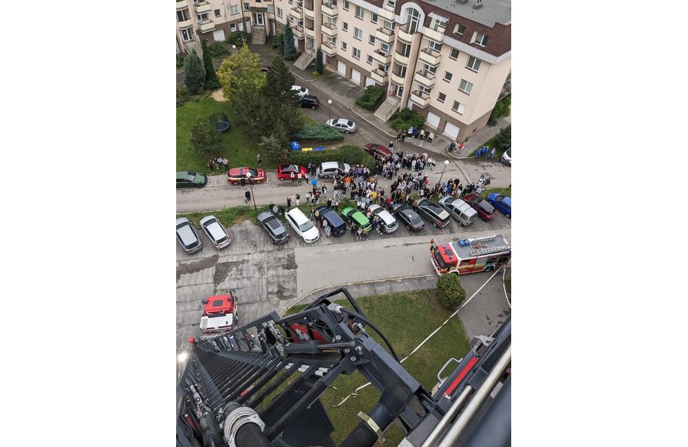 FOTO: Školu v Trenčíne evakuovali. Išlo o previerkové cvičenie trenčianskych hasičov, foto 8