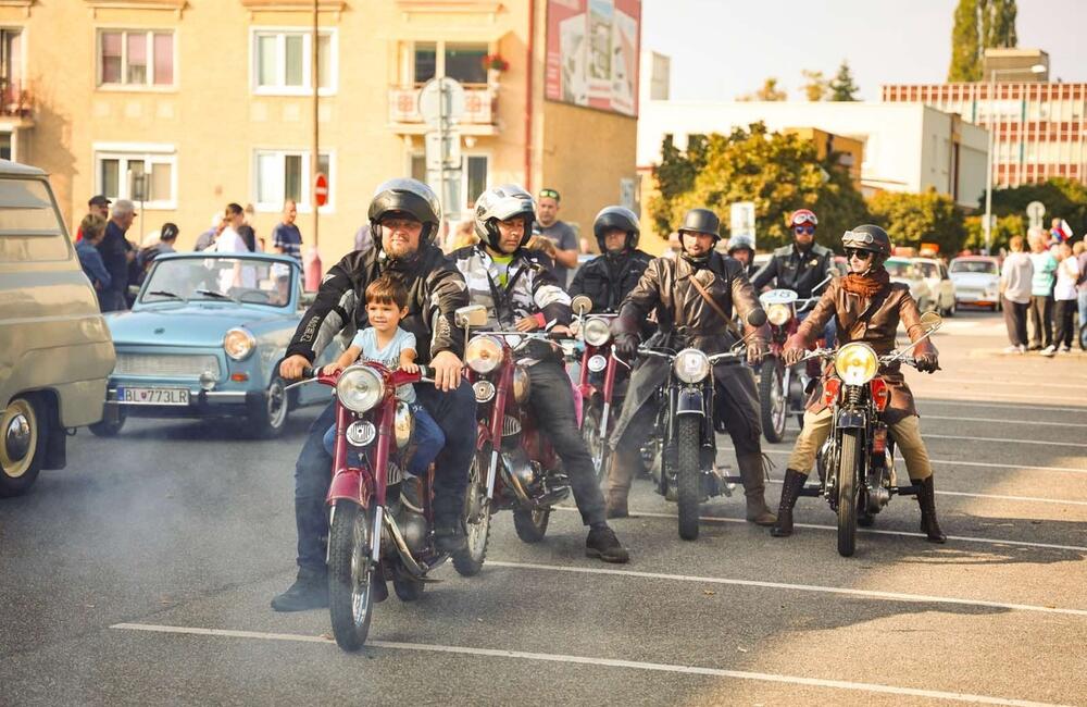 FOTO: Unikátna prehliadka veteránov v Partizánskom, foto 14