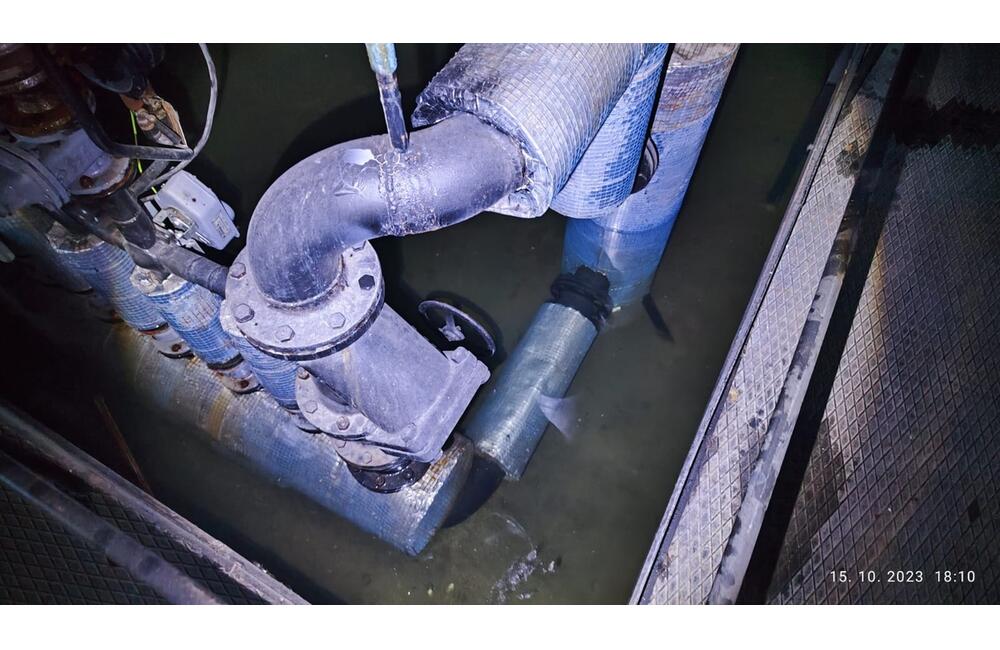 FOTO: Poplach v základnej škole. Dobrovoľní aj profesionálni hasiči tentokrát ale nebojovali s plameňmi, foto 1