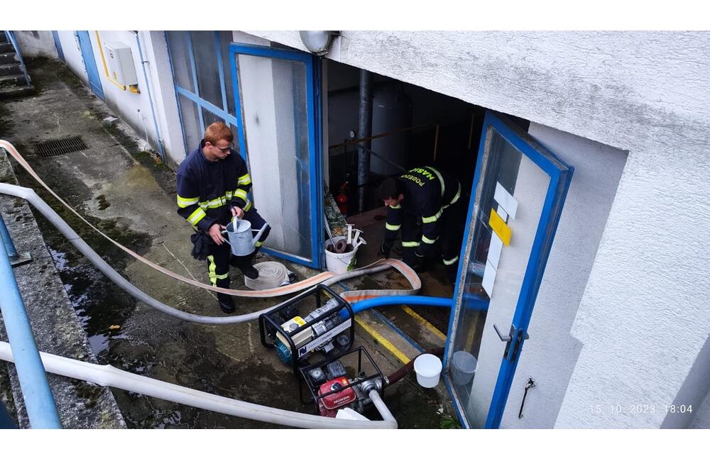 FOTO: Poplach v základnej škole. Dobrovoľní aj profesionálni hasiči tentokrát ale nebojovali s plameňmi, foto 2