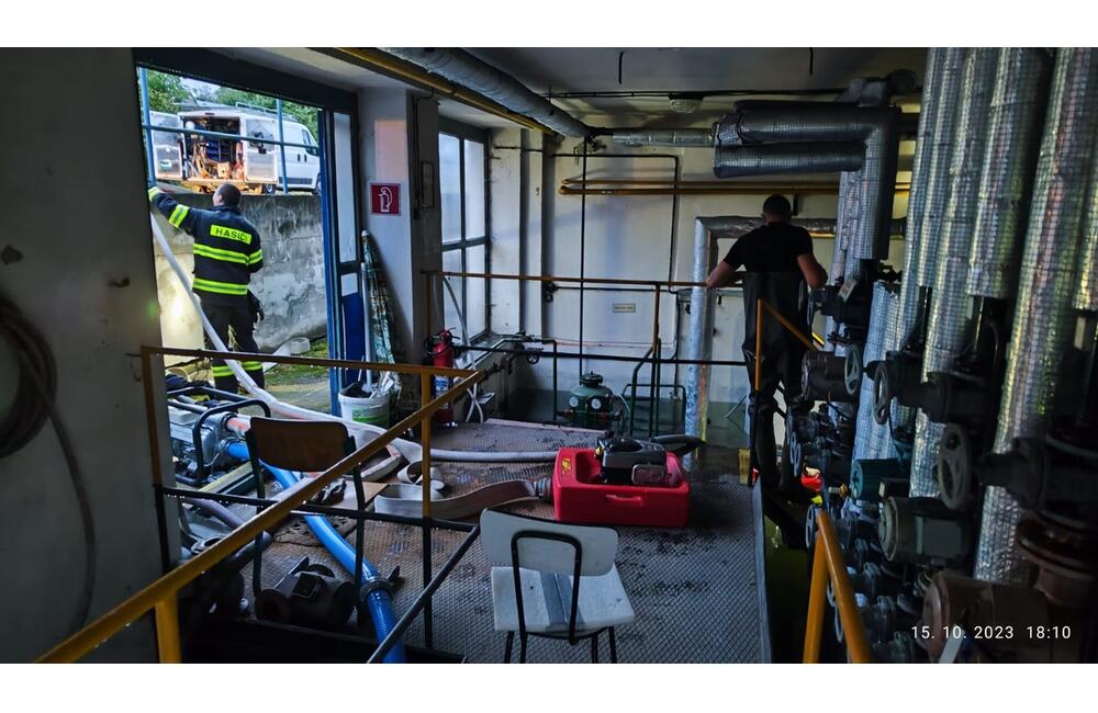 FOTO: Poplach v základnej škole. Dobrovoľní aj profesionálni hasiči tentokrát ale nebojovali s plameňmi, foto 3