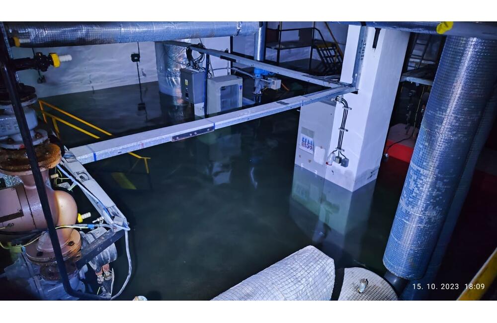 FOTO: Poplach v základnej škole. Dobrovoľní aj profesionálni hasiči tentokrát ale nebojovali s plameňmi, foto 4