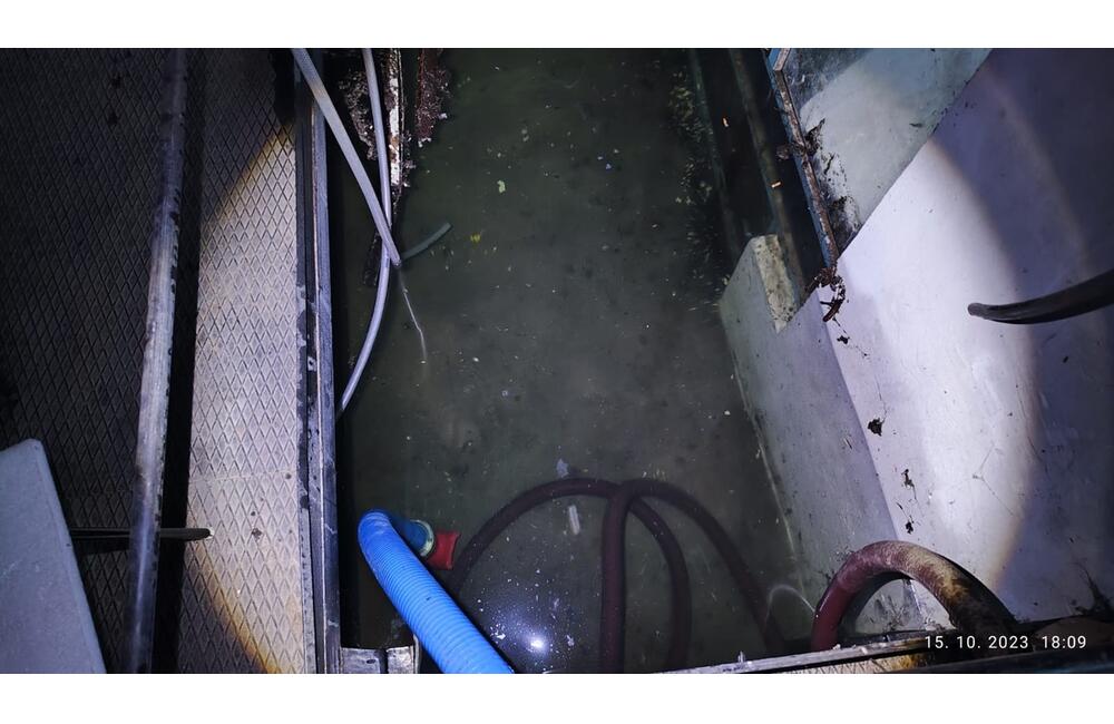 FOTO: Poplach v základnej škole. Dobrovoľní aj profesionálni hasiči tentokrát ale nebojovali s plameňmi, foto 5