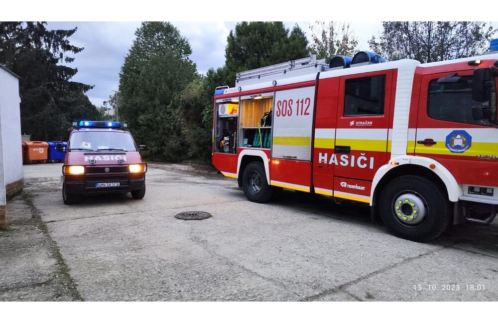 FOTO: Poplach v základnej škole. Dobrovoľní aj profesionálni hasiči tentokrát ale nebojovali s plameňmi, foto 6