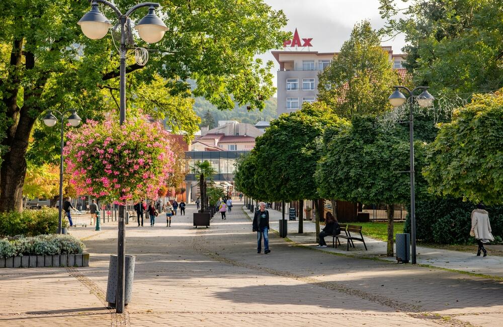 FOTO: Rozkvitnutá jeseň v kúpeľnom meste na Považí. Viete ako vznikli?, foto 2