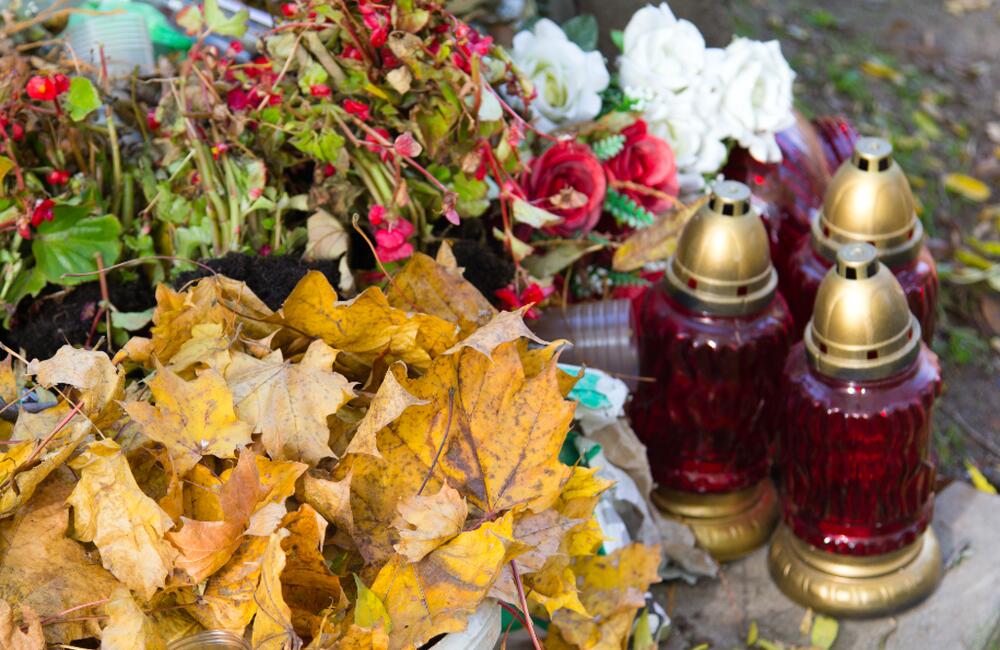 FOTO: Trenčianske cintoríny sú otvorené dlhšie. Mesto apeluje na ich návštevníkov, aby mysleli ekologicky, foto 3