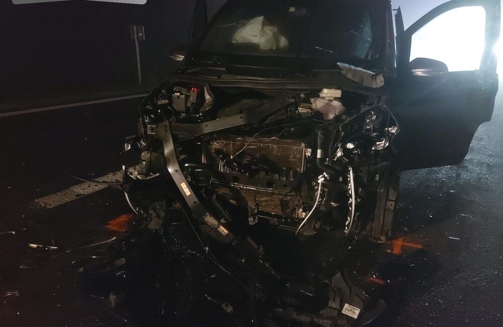 FOTO: Hrozivá nehoda na D1: Vodič zostal stáť so svojim autom krížom cez diaľnicu. Stalo sa mu to osudným, foto 1