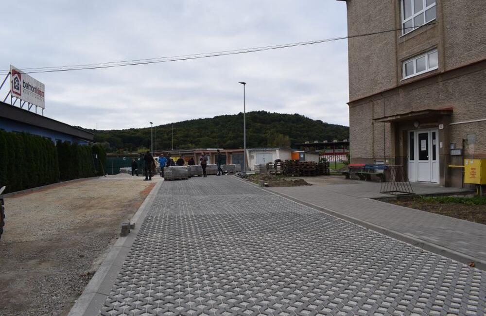 FOTO: V Partizánskom budujú nové parkovacie miesta, foto 2