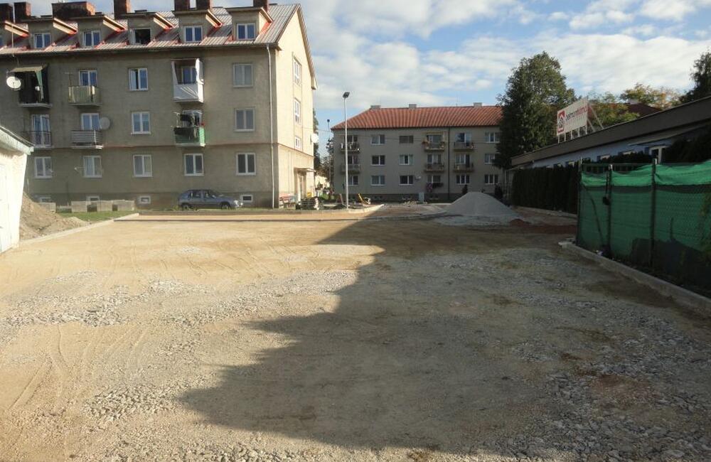 FOTO: V Partizánskom budujú nové parkovacie miesta, foto 3