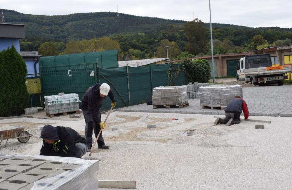 FOTO: V Partizánskom budujú nové parkovacie miesta, foto 1