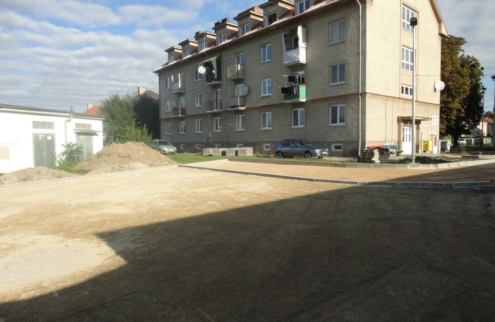 FOTO: V Partizánskom budujú nové parkovacie miesta, foto 4