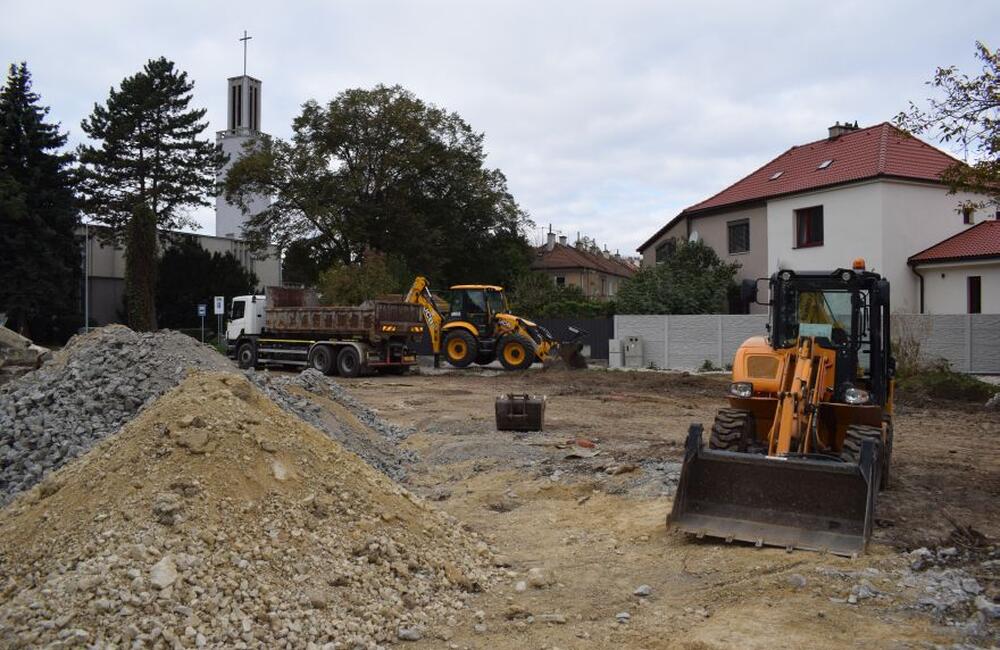 FOTO: V Partizánskom budujú nové parkovacie miesta, foto 5