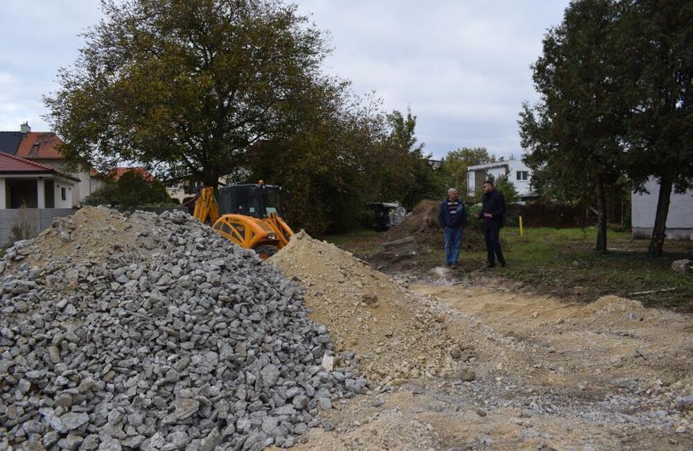 FOTO: V Partizánskom budujú nové parkovacie miesta, foto 6