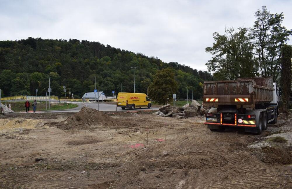 FOTO: V Partizánskom budujú nové parkovacie miesta, foto 7