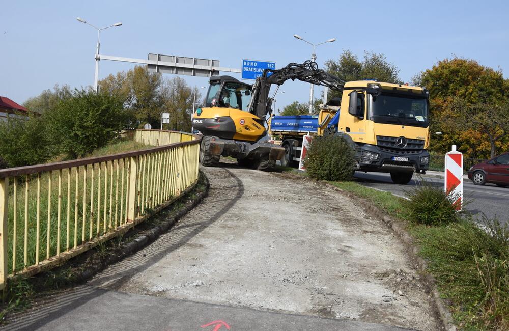 FOTO: Pozrite, ako prebieha rekonštrukcia chodníka na starom moste v Trenčíne, foto 1