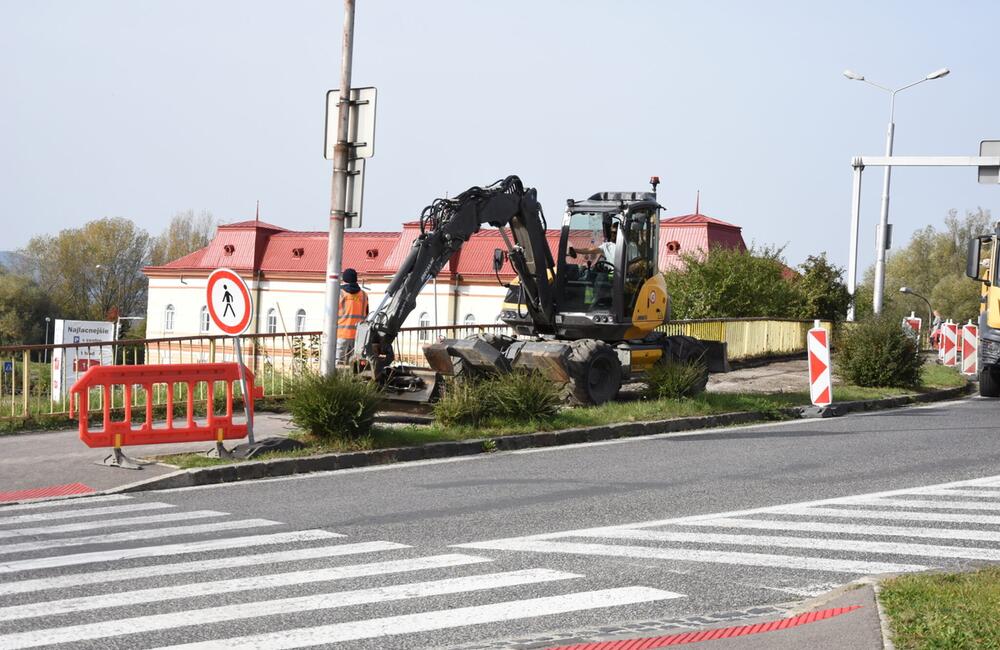 FOTO: Pozrite, ako prebieha rekonštrukcia chodníka na starom moste v Trenčíne, foto 2