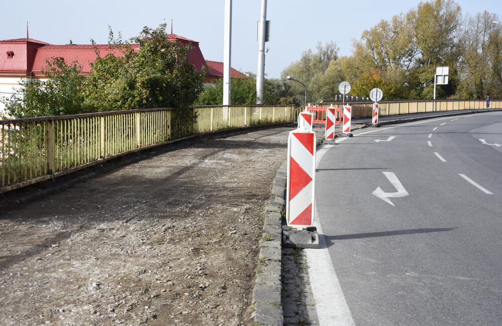 FOTO: Pozrite, ako prebieha rekonštrukcia chodníka na starom moste v Trenčíne, foto 3