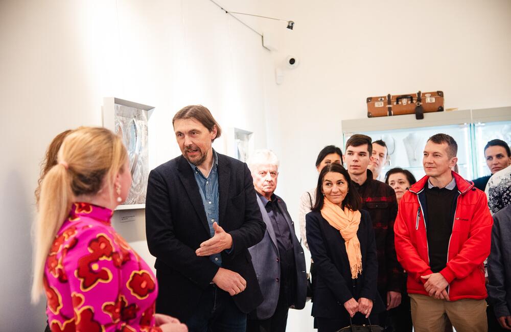 FOTO: V kaštieli pri Ilave otvárali výstavu Ruky svetla, foto 1