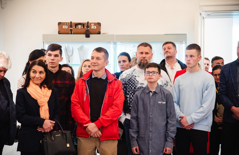 FOTO: V kaštieli pri Ilave otvárali výstavu Ruky svetla, foto 6