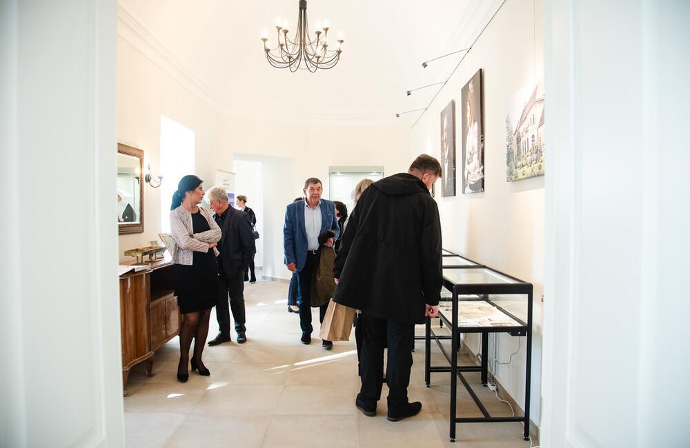 FOTO: V kaštieli pri Ilave otvárali výstavu Ruky svetla, foto 15