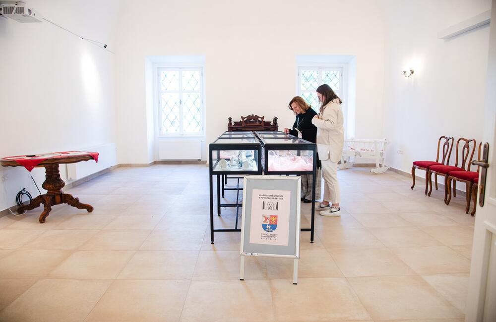 FOTO: V kaštieli pri Ilave otvárali výstavu Ruky svetla, foto 3