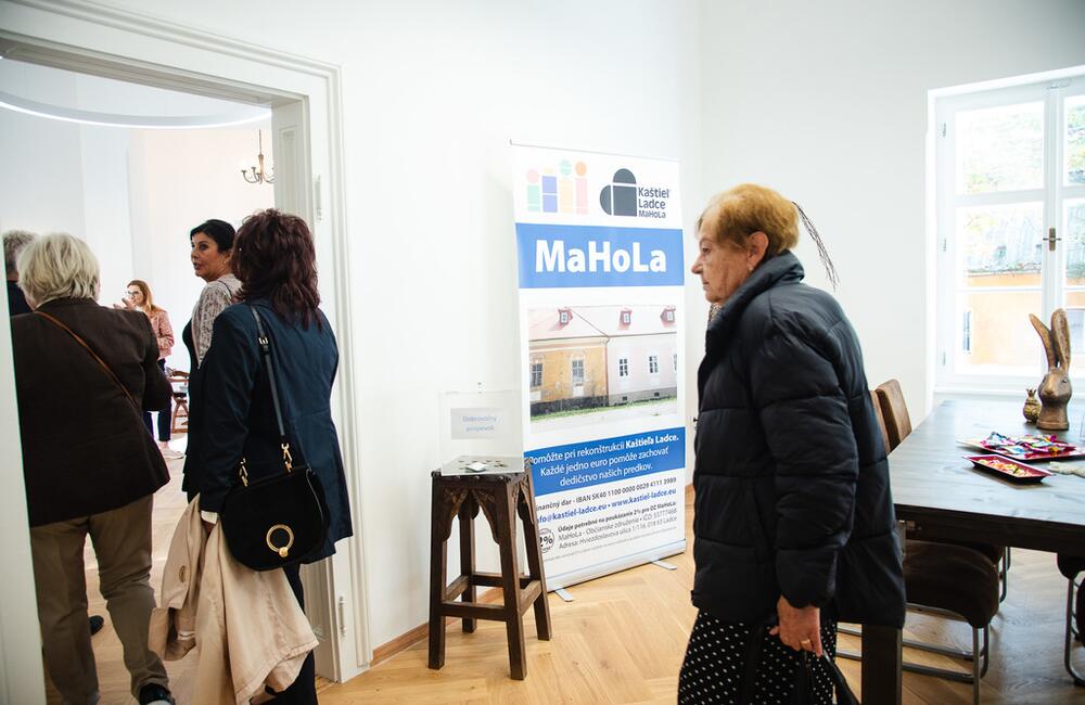 FOTO: V kaštieli pri Ilave otvárali výstavu Ruky svetla, foto 16