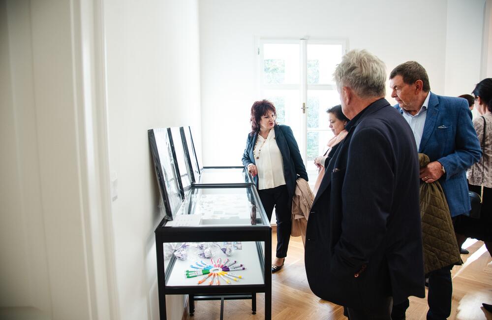 FOTO: V kaštieli pri Ilave otvárali výstavu Ruky svetla, foto 17