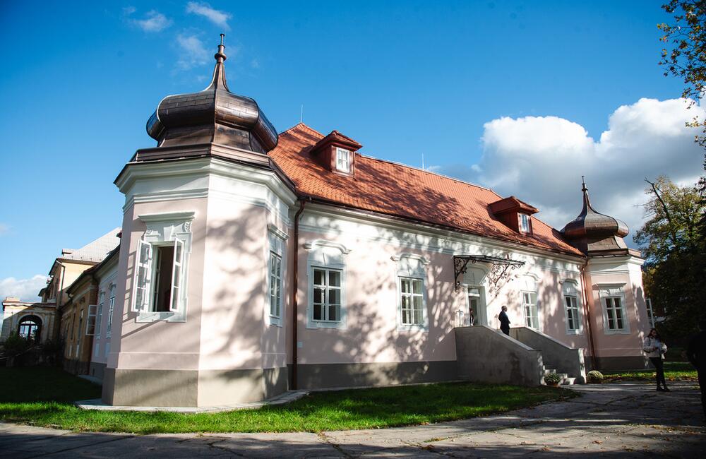 FOTO: V kaštieli pri Ilave otvárali výstavu Ruky svetla, foto 19