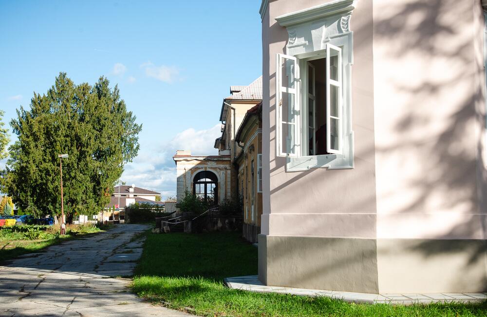 FOTO: V kaštieli pri Ilave otvárali výstavu Ruky svetla, foto 20