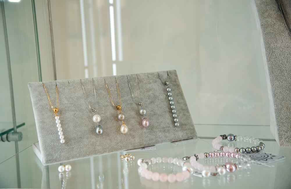 FOTO: V kaštieli pri Ilave otvárali výstavu Ruky svetla, foto 21