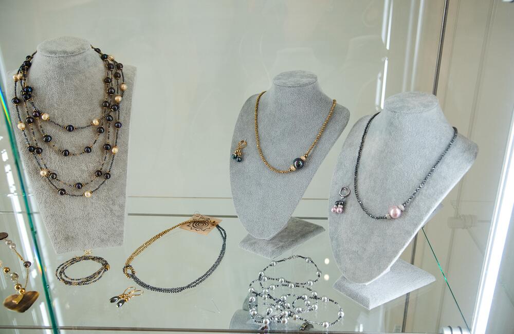 FOTO: V kaštieli pri Ilave otvárali výstavu Ruky svetla, foto 22