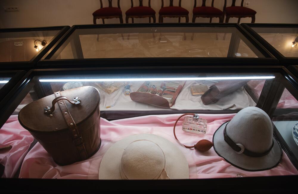 FOTO: V kaštieli pri Ilave otvárali výstavu Ruky svetla, foto 24