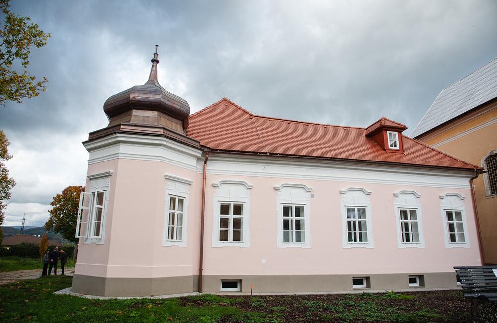 FOTO: V kaštieli pri Ilave otvárali výstavu Ruky svetla, foto 26