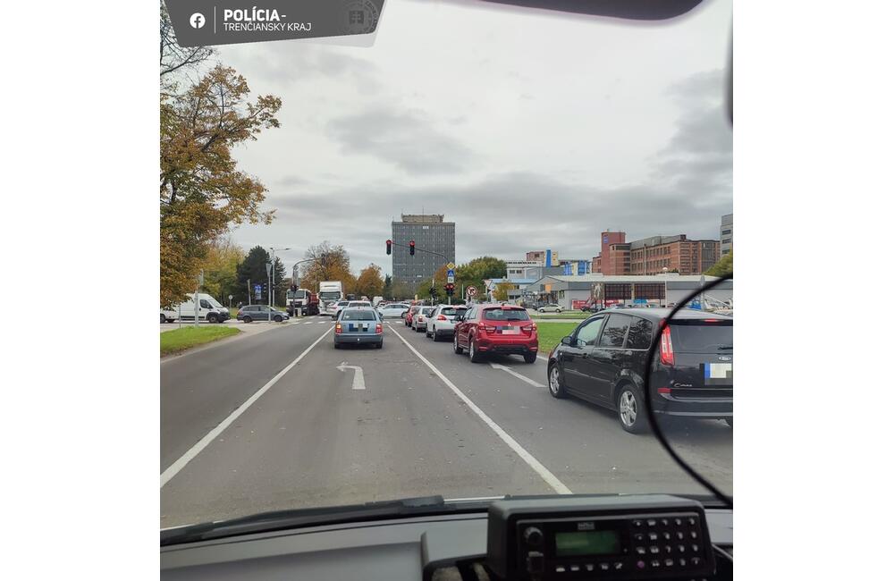 FOTO: V Partizánskom sa tvoria kolóny. Polícia upozorňuje vodičov, aby použili obchádzkové trasy, foto 2