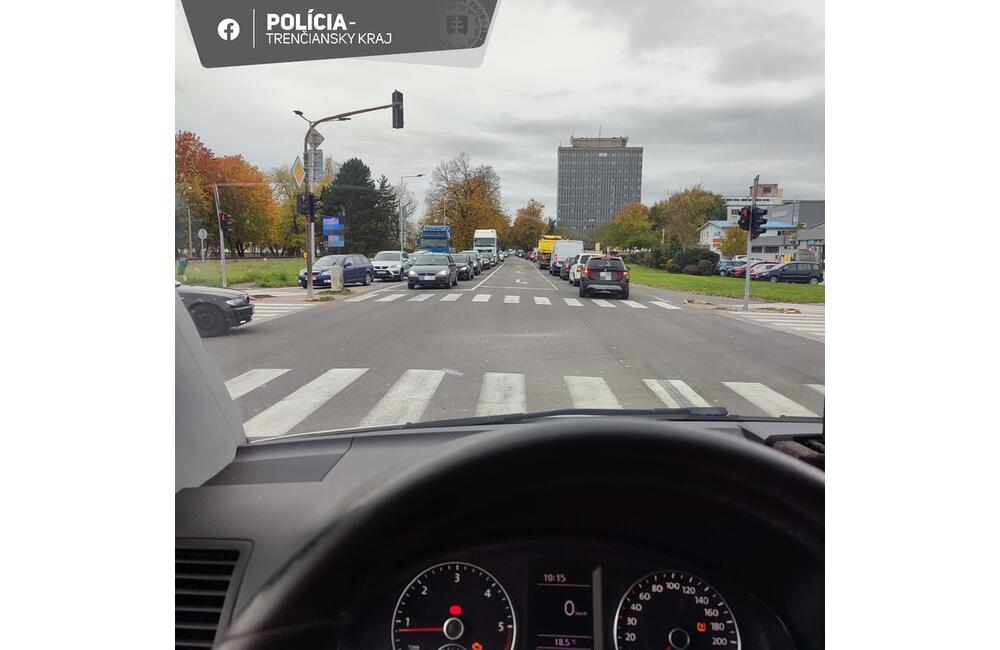 FOTO: V Partizánskom sa tvoria kolóny. Polícia upozorňuje vodičov, aby použili obchádzkové trasy, foto 3
