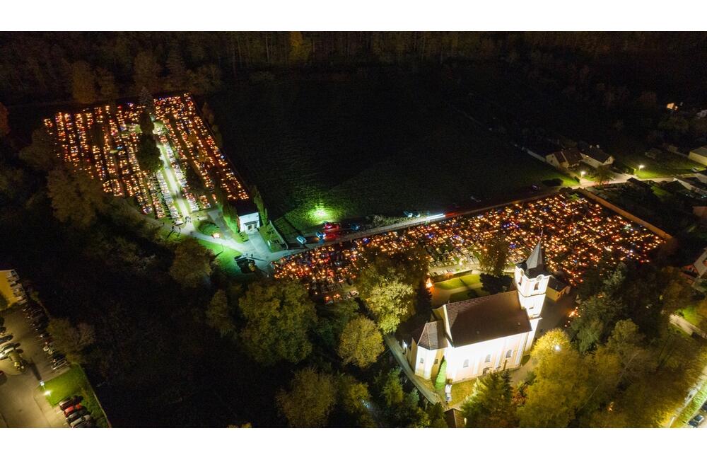 FOTO: Dušičky z výšky. Takto to vyzerá na cintorínoch v okolí Trenčína v týchto dňoch, foto 1