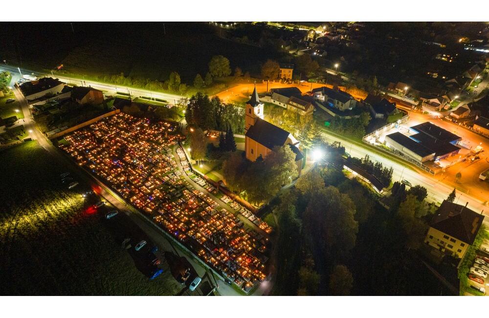 FOTO: Dušičky z výšky. Takto to vyzerá na cintorínoch v okolí Trenčína v týchto dňoch, foto 2