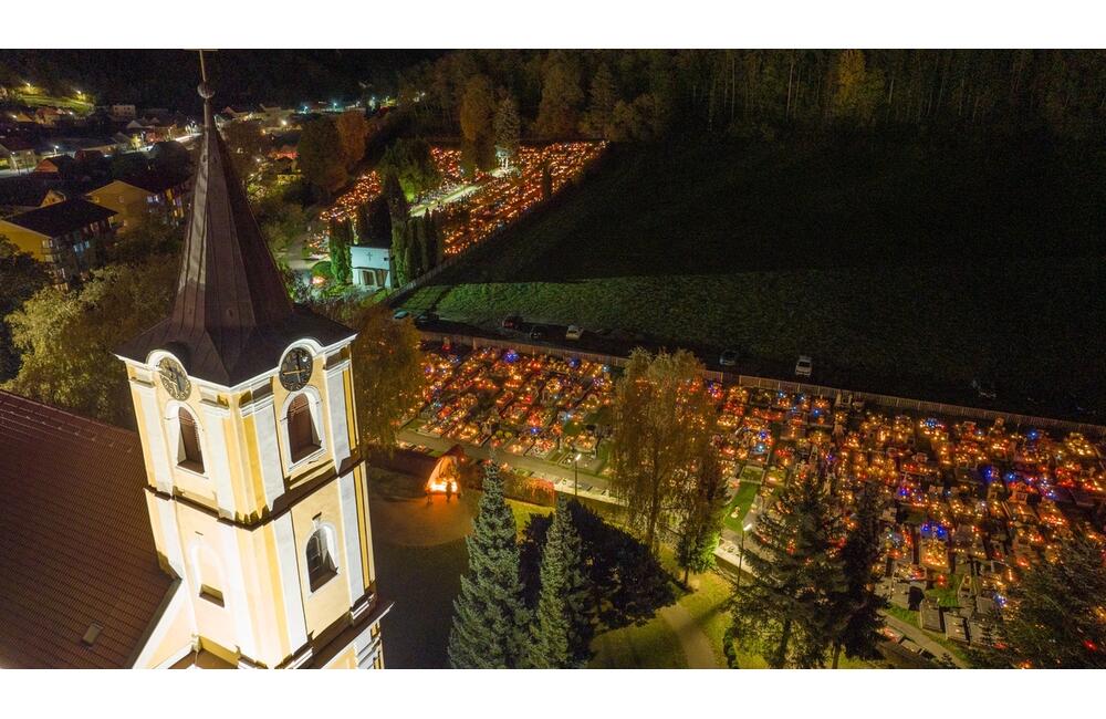 FOTO: Dušičky z výšky. Takto to vyzerá na cintorínoch v okolí Trenčína v týchto dňoch, foto 3