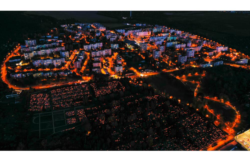 FOTO: Dušičky z výšky. Takto to vyzerá na cintorínoch v okolí Trenčína v týchto dňoch, foto 4