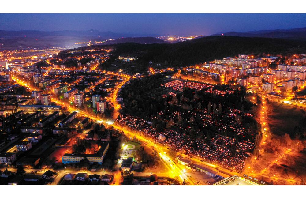 FOTO: Dušičky z výšky. Takto to vyzerá na cintorínoch v okolí Trenčína v týchto dňoch, foto 5