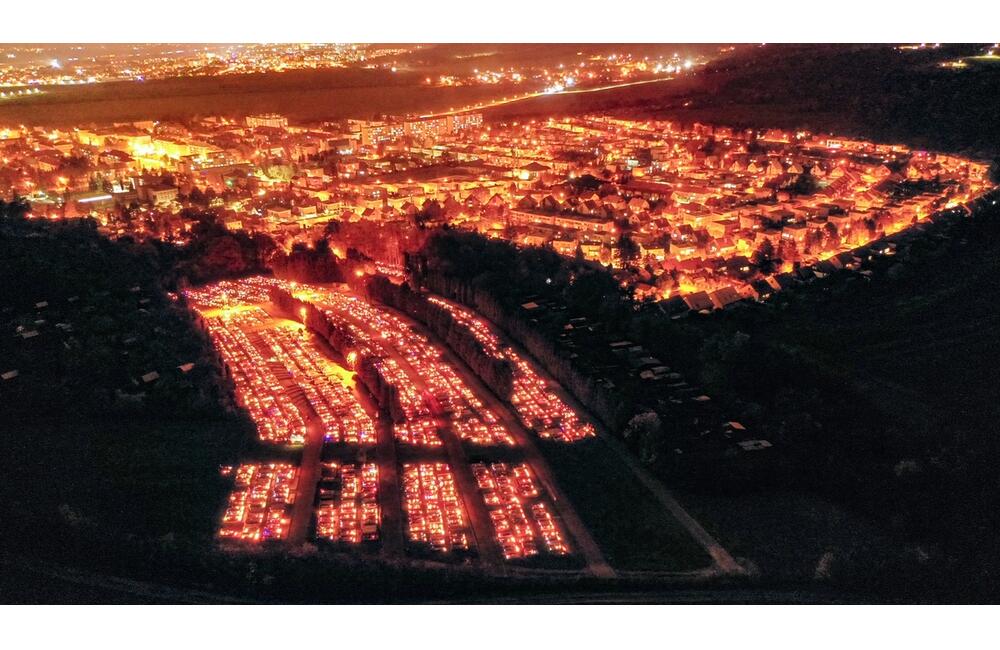 FOTO: Dušičky z výšky. Takto to vyzerá na cintorínoch v okolí Trenčína v týchto dňoch, foto 6