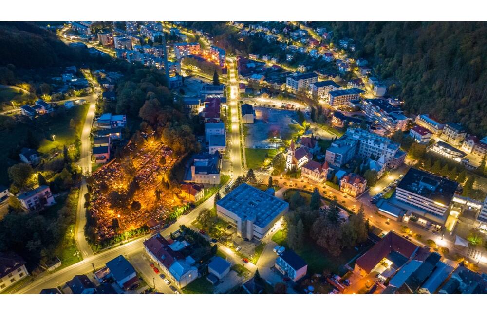 FOTO: Dušičky z výšky. Takto to vyzerá na cintorínoch v okolí Trenčína v týchto dňoch, foto 7