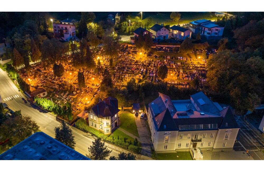 FOTO: Dušičky z výšky. Takto to vyzerá na cintorínoch v okolí Trenčína v týchto dňoch, foto 8