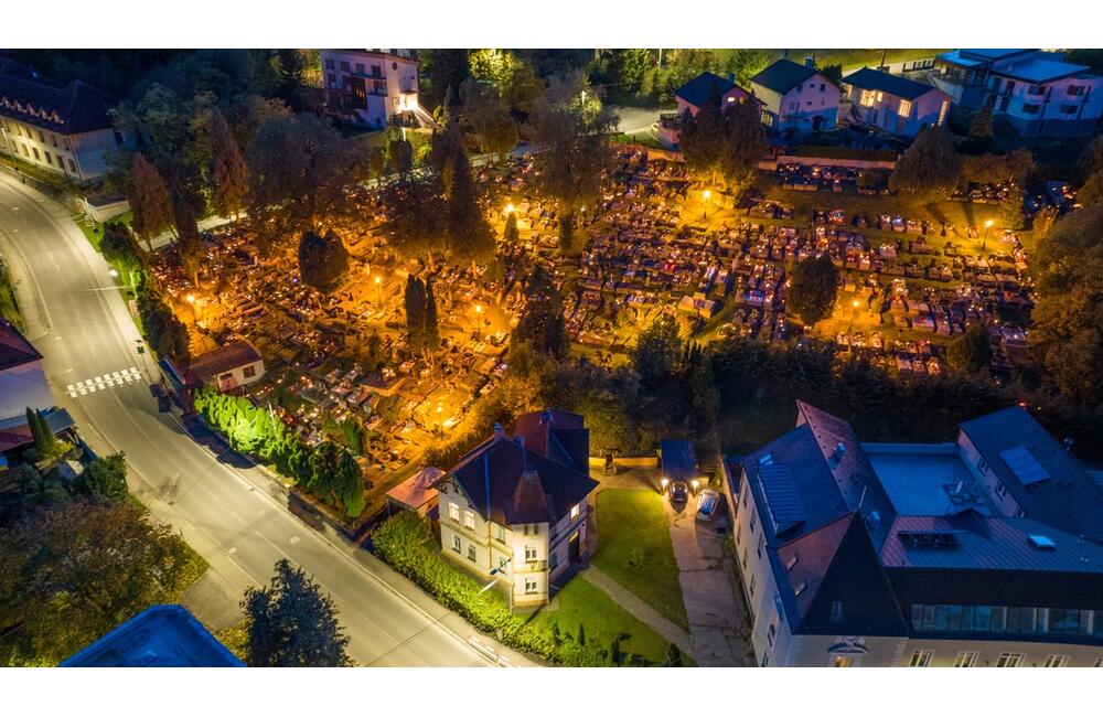 FOTO: Dušičky z výšky. Takto to vyzerá na cintorínoch v okolí Trenčína v týchto dňoch, foto 9