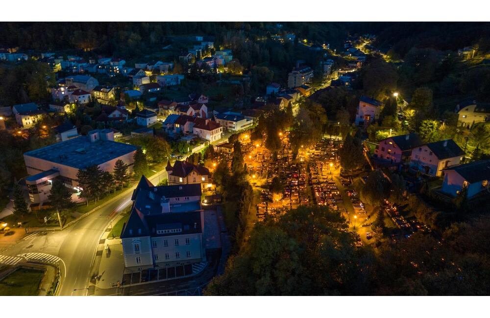 FOTO: Dušičky z výšky. Takto to vyzerá na cintorínoch v okolí Trenčína v týchto dňoch, foto 10