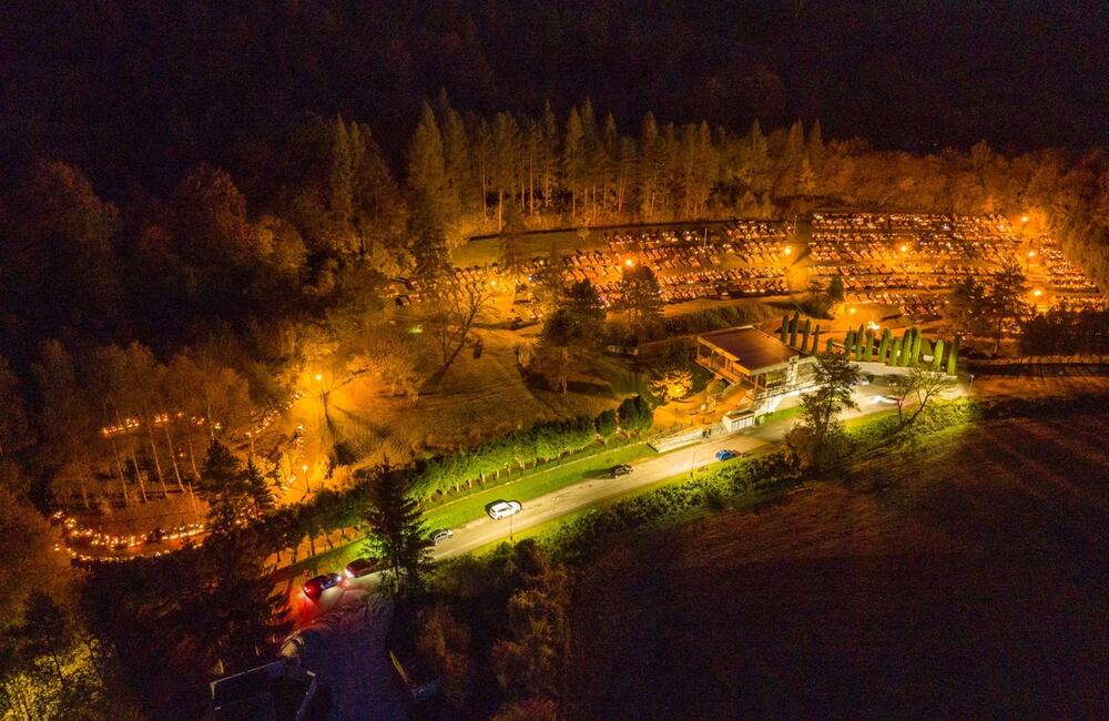 FOTO: Dušičky z výšky. Takto to vyzerá na cintorínoch v okolí Trenčína v týchto dňoch, foto 11