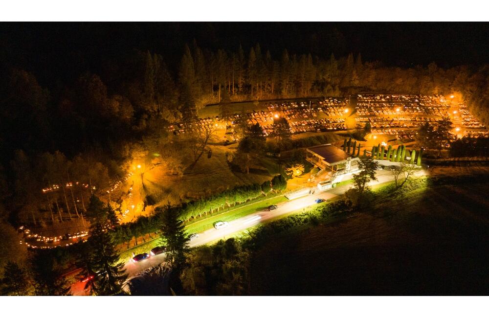 FOTO: Dušičky z výšky. Takto to vyzerá na cintorínoch v okolí Trenčína v týchto dňoch, foto 12